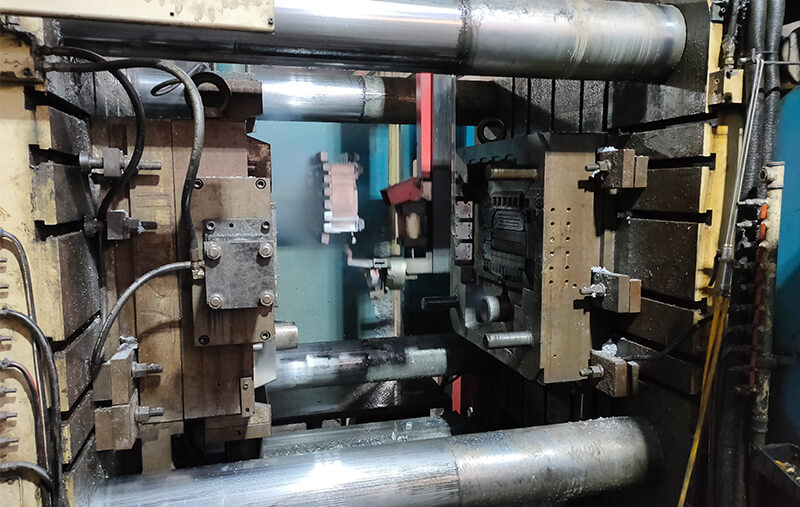 壓鑄成型，機器人取件