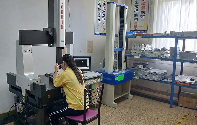 檢測中心：三次元，二次元，投影儀，鹽霧測試儀，探傷機，壓力測試，光譜分析儀，光澤計等21臺。