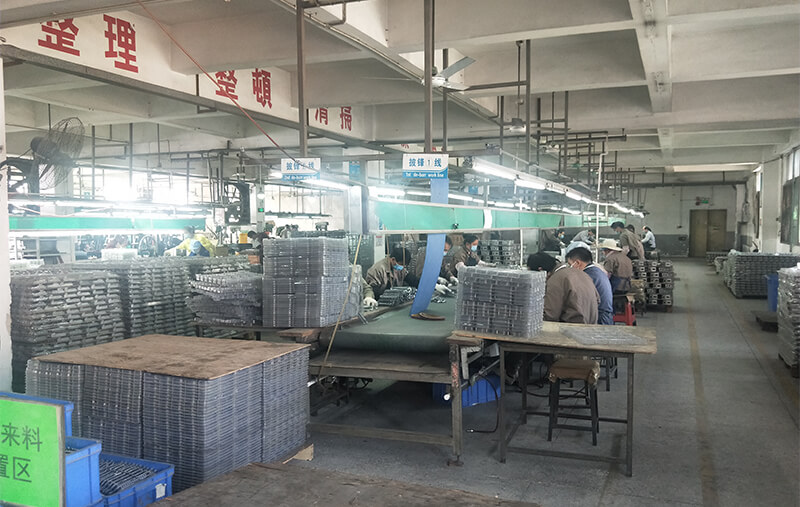 加工課：?jiǎn)屋S鉆床，整形線(xiàn)，去披鋒線(xiàn)，多軸鉆孔機，拉砂機，攻牙機，打磨線(xiàn)，甩干機等共55臺。